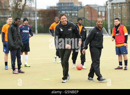 Schauspieler Gerard Butler nimmt an einer Street League-Wohltätigkeitsfußball-5-pro-Side-Trainingseinheit Teil, während er in Großbritannien für seinen neuen Film Playing for Keeps im Kennington Park im Süden Londons wirbt. Stockfoto