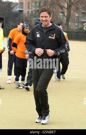 Schauspieler Gerard Butler nimmt an einer Street League-Wohltätigkeitsfußball-5-pro-Side-Trainingseinheit Teil, während er in Großbritannien für seinen neuen Film Playing for Keeps im Kennington Park im Süden Londons wirbt. Stockfoto