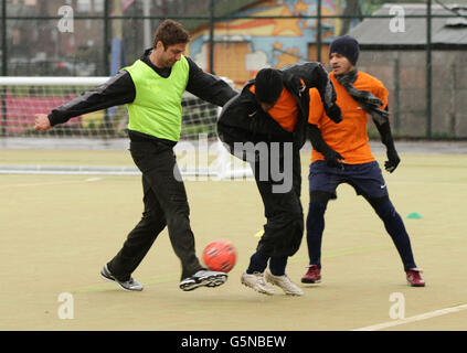 Schauspieler Gerard Butler nimmt an einer Street League-Wohltätigkeitsfußball-5-pro-Side-Trainingseinheit Teil, während er in Großbritannien für seinen neuen Film Playing for Keeps im Kennington Park im Süden Londons wirbt. Stockfoto