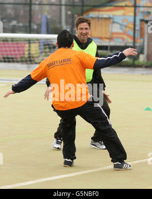 Schauspieler Gerard Butler nimmt an einer Street League-Wohltätigkeitsfußball-5-pro-Side-Trainingseinheit Teil, während er in Großbritannien für seinen neuen Film Playing for Keeps im Kennington Park im Süden Londons wirbt. Stockfoto