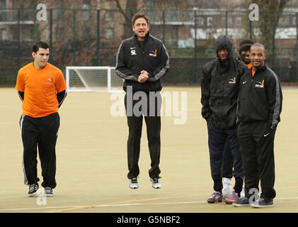 Schauspieler Gerard Butler (Mitte) nimmt an einer Street League-Wohltätigkeitsveranstaltung im 5-er-Training Teil, während er in Großbritannien für seinen neuen Film Playing for Keeps im Kennington Park im Süden Londons wirbt. Stockfoto