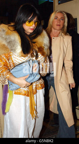 Fran Cutler und Meg Mathews kommen zur frostfranzösischen Show der Kleidung, die von der Schauspielerin Sadie Frost und ihrem Designpartner Jemima French im Duke of York's Theatre in London im Rahmen der London Fashion Week entworfen wurde. Stockfoto