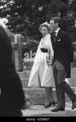 Prinzessin Anne, die Tage nach der Geburt ihres zweiten Kindes ist, und ihr Ehemann Captain Mark Phillips in der Pfarrkirche St. Peter und St. Paul aus dem 12. Jahrhundert in Great Somerford, Wiltshire. Das Paar nahm an der Hochzeit von Captain Mark Phillips Schwester Sarah, 29, zum Versicherungsmakler Frank Staples, 39, Teil. *Scan mit niedriger Auflösung - Scan mit hoher Auflösung auf Anfrage Stockfoto