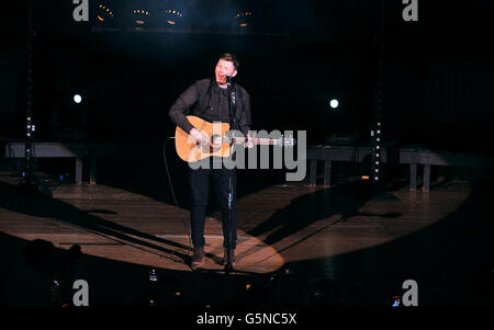 James Arthur trat in der Middlesbrough Town Hall auf, als der X Factor Finalist zurückkehrte, um einen kostenlosen Homecoming-Gig zu spielen. Stockfoto