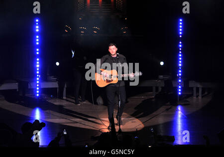 James Arthur trat in der Middlesbrough Town Hall auf, als der X Factor Finalist zurückkehrte, um einen kostenlosen Homecoming-Gig zu spielen. Stockfoto