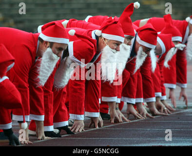 Santas Warm Up in Vorbereitung auf den Great Edinburgh Santa Run, der am 9. Dezember im Meadowbank Stadion in Edinburgh stattfindet. Stockfoto