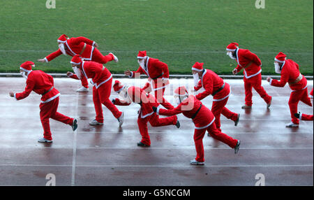 Santas Warm Up in Vorbereitung auf den Great Edinburgh Santa Run, der am 9. Dezember im Meadowbank Stadion in Edinburgh stattfindet. Stockfoto