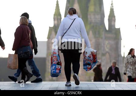 Einkaufsbestand. Shopper vor Weihnachten im Zentrum von Birmingham. Stockfoto