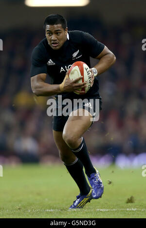 Rugby Union - Dove Men Series - Wales / Neuseeland - Millennium Stadium. Julian Savea, Neuseeland Stockfoto