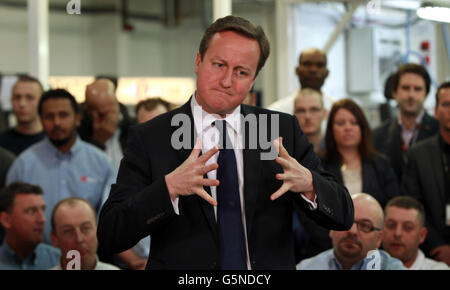 Premierminister David Cameron nimmt heute an einer Fragestunde mit Mitarbeitern der Lear Corporation in Redditch, Worcestershire, Teil. Stockfoto