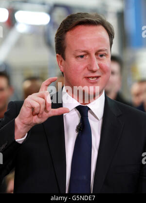 Premierminister David Cameron nimmt heute an einer Fragestunde mit Mitarbeitern der Lear Corporation in Redditch, Worcestershire, Teil. Stockfoto