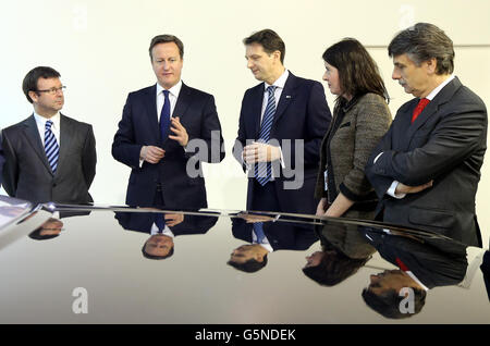 Premierminister David Cameron spricht mit Führungskräften und Designern im Jaguar Land Rover (JLR)-Werk in Solihull. Stockfoto