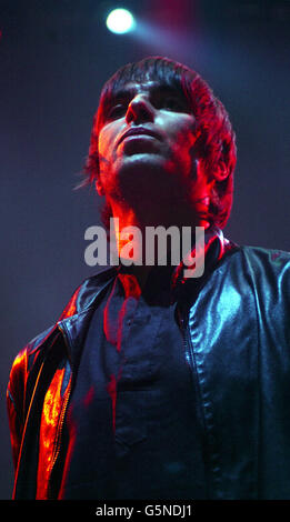 Oasis Frontmann Liam Gallagher tritt bei einem Spendenkonzert zugunsten des Teenage Cancer Trust auf der Bühne der Royal Albert Hall in London auf. Stockfoto