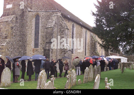 Freunde und Familie kommen zur Gedenkfeier des ermordeten Immobilienmaklers Timothy Robinson in der Abbey Church, Beaulieu im New Forest. Die vier Jugendlichen, die im Zusammenhang mit dem Mord an dem Immobilienmakler Tim Robinson verhaftet wurden, wurden auf Kaution von der Polizei freigelassen, sagte Scotland Yard. Herr Robinson, 25, wurde am 27. Januar vor seiner Freundin Jemma Joyce vor ihrem Haus in Warriner Gardens, Battersea, Südwesten Londons, durch das Herz gestochen. Scotland Yard sagte, dass Detektive drei Männer im Alter von 17, 18 und 20 Jahren verhafteten, wobei ein vierter, 19 Jahre alt, verhaftet wurde, nachdem er freiwillig zur Polizeistation gegangen war. Stockfoto