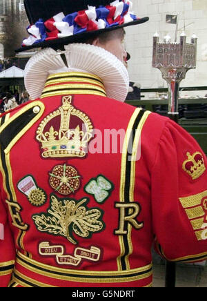 Eine Yeoman Warder steht Wache am Tower of London, als ein 62 Kanonen Gruß der Königin 50. Jahrestag ihrer Thronbesteigung markiert. Der Vater der Königin, König Georg VI., starb vor einem halben Jahrhundert am 2/52, als er den Beginn der elisabethanischen Ära einläutete. Stockfoto