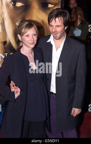 Die schwangere Schauspielerin Anne Heche kommt mit ihrem Mann Coley Laffoon zur Premiere ihres neuen Films 'John Q' in Hollywood, Kalifornien. Stockfoto