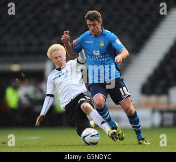 Derby County will Hughes (links) greift Michael Tonge (rechts) von Leeds United an. Stockfoto