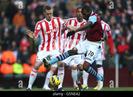 Christian Benteke von Aston Villa wird während des Spiels der Barclays Premier League im Villa Park, Birmingham, von Ryan Shawcross von Stoke City herausgefordert. Stockfoto