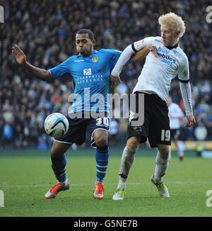 Fußball - npower Football League Championship - Derby County / Leeds United - Pride Park. Will Hughes von Derby County (rechts) und Ryan Hall von Leeds United (links) kämpfen um den Ball. Stockfoto