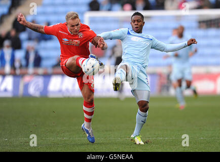 Franck Moussa von Coventry City (rechts) und Richard Taundry von Walsall während des npower Football League One-Spiels in der Ricoh Arena, Coventry. Stockfoto