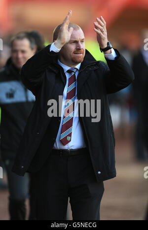 Fußball - npower Football League Championship - Nottingham Forest / Burnley - City Ground. Burnley-Manager Sean Dyche applaudiert den Fans Stockfoto