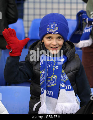 Fußball - Barclays Premier League - Everton gegen Tottenham Hotspur - Goodison Park. Ein junger Everton-Fan zeigt seine Unterstützung in den Tribünen vor dem Spiel Stockfoto