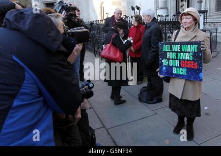 Christine Blower, Generalsekretärin der National Union of Teacher, kommt am High Court in London an, wo die rechtliche Anfechtung der englischen GCSE-Kontroverse in diesem Sommer beginnen soll. Stockfoto