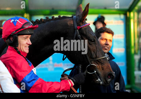 Jockey Barry Geraghty und Sprinter Sacre, nachdem er den Sportingbet Tingle Creek Steeple Chase gewonnen hatte Stockfoto