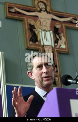 Der Prinz von Wales spricht im Merchants Quay Drop-in Center für Drogenabhängige und Obdachlose im Zentrum von Dublin, Irland. Prinz Charles war am ersten Tag eines zweitägigen offiziellen Besuchs in der Irischen Republik. * ... wo er auch mit der irischen Premierministerin Bertie Ahern und dem irischen Präsidenten Msary McAleese zusammentraf. Stockfoto