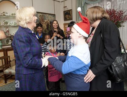 Die Herzogin von Cornwall trifft ihre Gäste, als sie eine Gruppe von Jugendlichen nach Clarence House, London, einlud, um bei der Dekoration ihres Weihnachtsbaums mitzuhelfen. Stockfoto