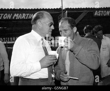 Stirling Moss (rechts) spricht mit Aston Martin Teamchef Reg Parnell vor dem 23. RAC Tourist Trophy Race in Goodwood in Sussex. Moss war gerade von einem Übungslauf zurückgekehrt. Stockfoto