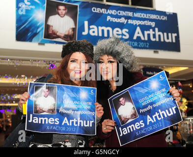 Die Fans Chloe Stockdale und Cherise Conroy warten darauf, den X-Factor-Gewinner James Arthur im HMV im Cleveland Center, Middlesbrough, zu treffen. Stockfoto