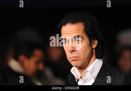 Nick Cave bei der UK Premiere von The Hobbit: An Unexpected Journey am Odeon Leicester Square in London. Stockfoto