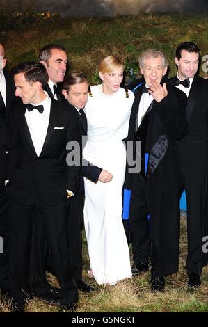Adam Brown, James Nesbitt, Martin Freeman, Cate Blanchett, Sir Ian McKellen und Richard Armitage kommen zur britischen Premiere von The Hobbit: An Unexpected Journey am Odeon Leicester Square in London. Stockfoto