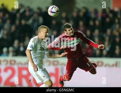 Garry Monk von Swansea City (links) und Lukas Jutkiewicz von Middlesbrough (rechts) Kämpfe um den Ball in der Luft Stockfoto