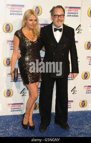 VIC Reeves und seine Frau Nancy Sorrell kommen für die UK Comedy Awards in den Fountain Studios in Wembley, Nord-London. Stockfoto