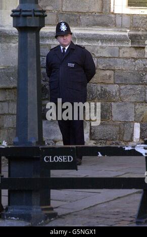 Polizeiwache am geschlossenen Eingang zum Schloss Windsor vor der Beerdigung von Prinzessin Margaret - der jüngeren Schwester der britischen Königin Elizabeth II. -, die am vergangenen Samstag im Alter von 71 Jahren starb. Nach der Beerdigung in der St. George's Kapelle wird sie im Slough Crematorium eingeäschert. Stockfoto