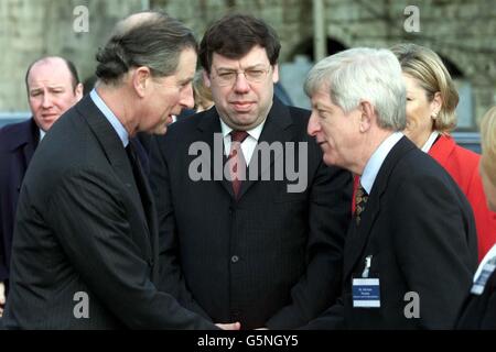 Der Prinz von Wales, der am letzten Tag seines zweitägigen Besuchs in der Republik am Glencree Reconciliation Center in Co Wicklow mit Brian Cowan, dem Minister für auswärtige Angelegenheiten der Republik Irland (Centre), und Alfie Kane, dem Präsidenten des Zentrums, eintrifft. * das Zentrum ist eine ehemalige Kaserne der britischen Armee, die jetzt ein Hauptquartier für Versöhnung ist. Stockfoto