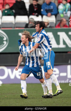 Fußball - npower Football League Championship - Charlton Athletic gegen Brighton und Hove Albion - The Valley. Craig Mackail-Smith von Brighton und Hove Albion (links) feiert das erste Tor seines Spielers Stockfoto