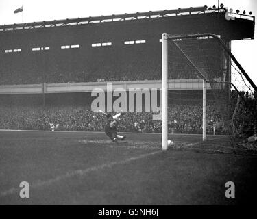 Manchester-United-Torwart Harry Gregg hält Arsenal, der rechts innen ist, im Spiel der ersten Division gegen Arsenal in Highbury, London, nicht vom Tor ab. Stockfoto