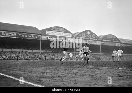 Manchester United Torwart David Gaskell stoppt einen kraftvollen Schuss von Southampton Inside-Right George O'Brien während der FA Cup Halbfinale in Villa Park, Birmingham. Manchester United gewann das Spiel 1:0, und wird weiter zu Leicester City im FA-Cup-Finale in Wembley zu treffen. Stockfoto