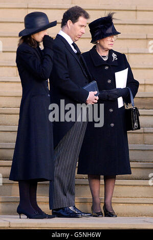 WARNUNG - KEIN ZUSCHNEIDEN: Die britische Königin Elizabeth II. (Rechts) Viscount Linley (Mitte) und Sarah Chatto beobachten, wie der Sarg von Prinzessin Margaret die St. George's Chapel in Windsor Castle verlässt. Prinzessin Margaret starb im Alter von 71 Jahren. * Hinweis an Redakteure (nicht zur Veröffentlichung): Fotografen wurden gebeten, keine Nahaufnahmen von Kindern und Jugendlichen von Prinzessin Margaret zu machen, die an der heutigen Beerdigung teilnehmen. Redakteure werden daher gebeten, DIESES Bild nicht wesentlich zu recrop* Stockfoto