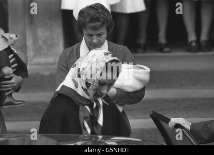 Royalty - Hebamme Delphine Stephens Prinzessin Anne trägt ihr zwei Tage alten Sohn - Str. Marys Krankenhaus - Paddington Stockfoto