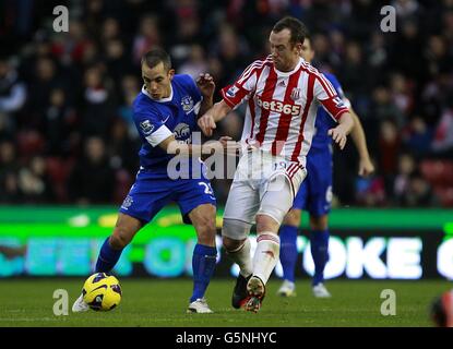 Fußball - Barclays Premier League - Stoke City / Everton - Britannia Stadium. Charlie Adam von Stoke City (rechts) und Leon Osman von Everton kämpfen um den Ball Stockfoto