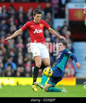 Fußball - Barclays Premier League - Manchester United gegen Sunderland - Old Trafford. Craig Gardner von Sunderland und Michael Carrick von Manchester United (links) kämpfen um den Ball Stockfoto