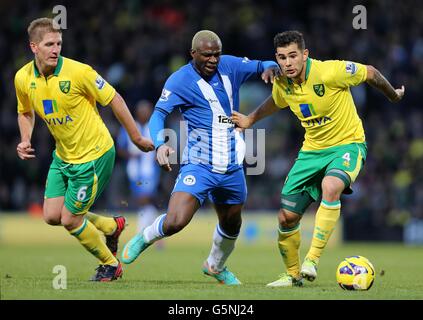 Wigan Athletic's Arouna Kone (Mitte) in Aktion mit Norwich City's Bradley Johnson (rechts) und Michael Turner Stockfoto