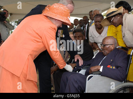 Königin Elizabeth II. Trifft die 107-jährige Veteranin des Ersten Weltkriegs Eugent Clarke (rechts) am Heroes Circle, Kingston, Jamaika, zu Beginn ihrer Jubiläumstour. Stockfoto