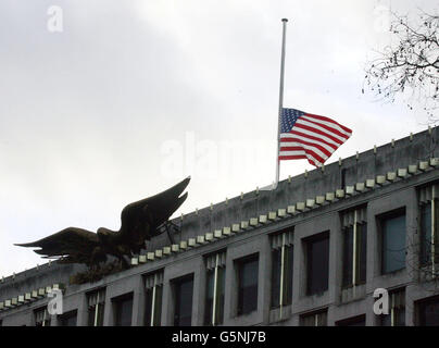 Die amerikanische Flagge fliegt auf halber Mast vor der amerikanischen Botschaft in London für die Opfer der Massenerschießung an der Sandy Hook Elementary School, Connecticut, USA. Stockfoto