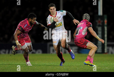 Scarlets' George North (Mitte) läuft bei Exeter Chiefs' Jack Nowell (rechts) und Sireli Naqelevuki während des Heineken Cup, Spiel am Pool 5 in Sandy Park, Exeter. Stockfoto