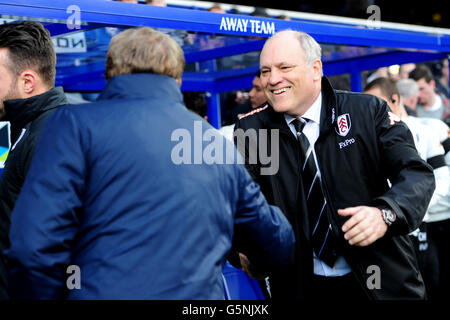 Fulham Manager Martin Jol (rechts) schüttelt mit Queens Park Rangers-Manager Harry Redknapp (links) vor dem Start die Hände Stockfoto